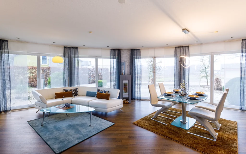 Modernes Wohnzimmer mit Glastisch und Sofa.