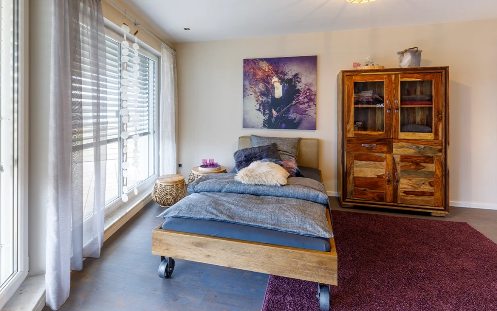 Gemütliches Schlafzimmer mit Holzmöbeln.