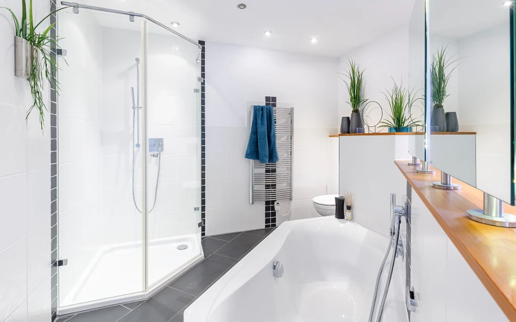 Modernes Badezimmer mit Dusche und Badewanne.
