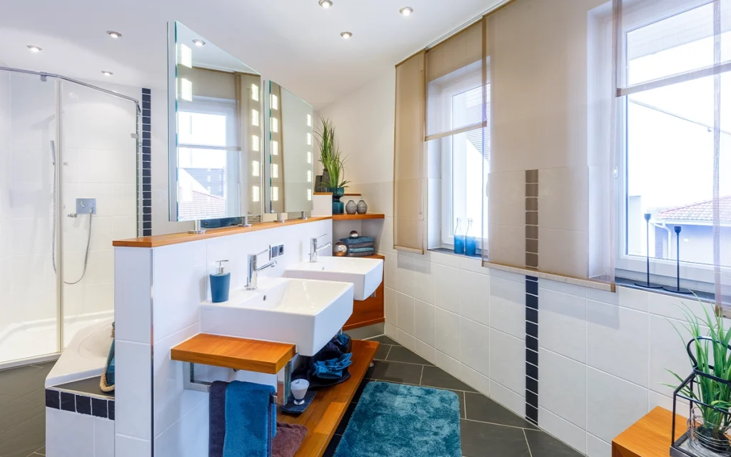 Modernes Badezimmer mit Doppelwaschbecken und Dusche.