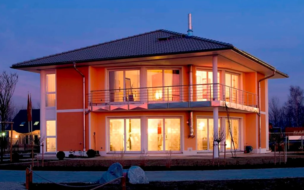 Modernes zweistöckiges Haus bei Dämmerung.