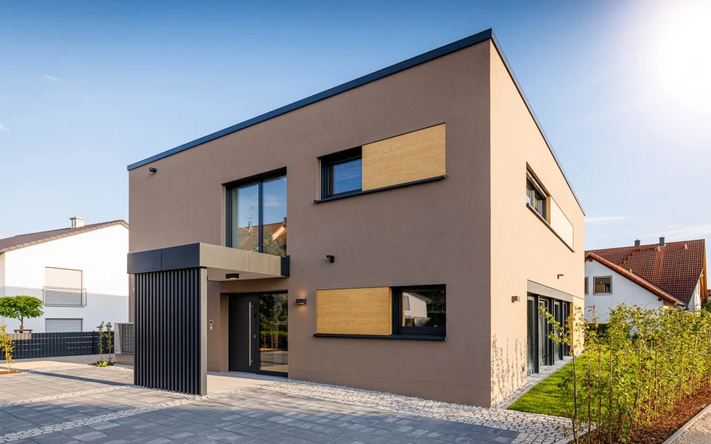 Modernes zweistöckiges Wohnhaus mit Flachdach.