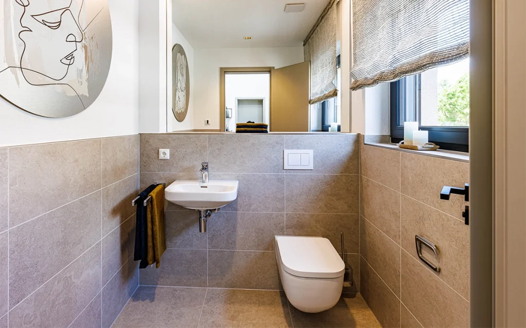 Modernes Badezimmer mit Waschbecken und Toilette.