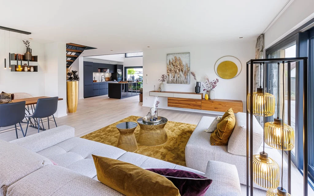 Modernes Wohnzimmer mit offener Küche.