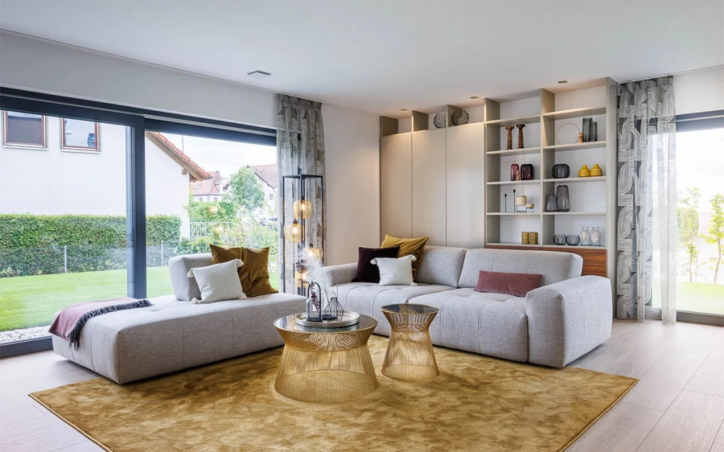 Modernes Wohnzimmer mit großer Couch und Couchtischen.