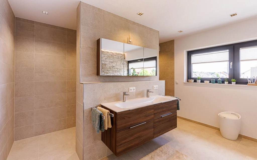 Modernes Badezimmer mit Doppelwaschbecken und großem Spiegel.