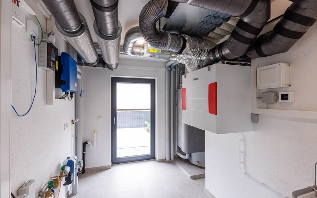 Technikraum mit Lüftungssystem und Geräten.
