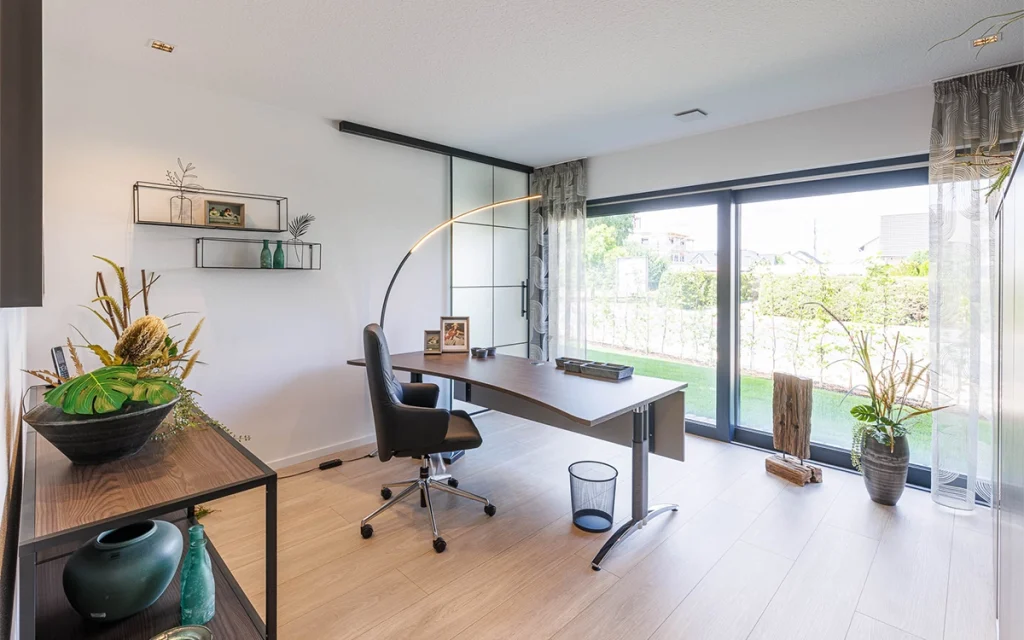 Modernes Büro mit Schreibtisch und großen Fenstern.