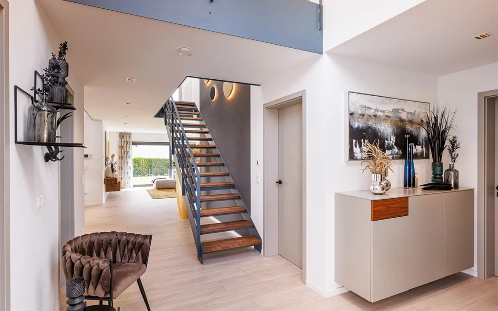 Moderner Hausflur mit Treppe und Dekoration.
