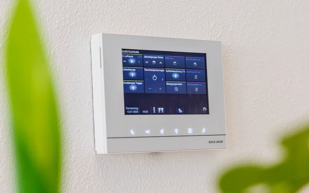 Hausautomations-Display an einer Wand.