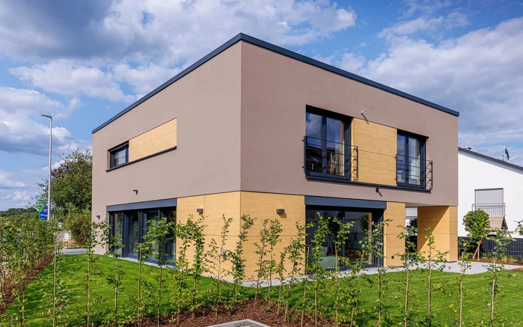 Modernes zweistöckiges Haus mit Garten.