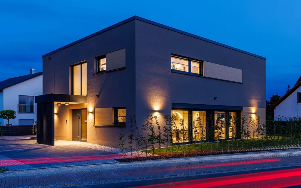 Modernes beleuchtetes Haus in der Dämmerung.