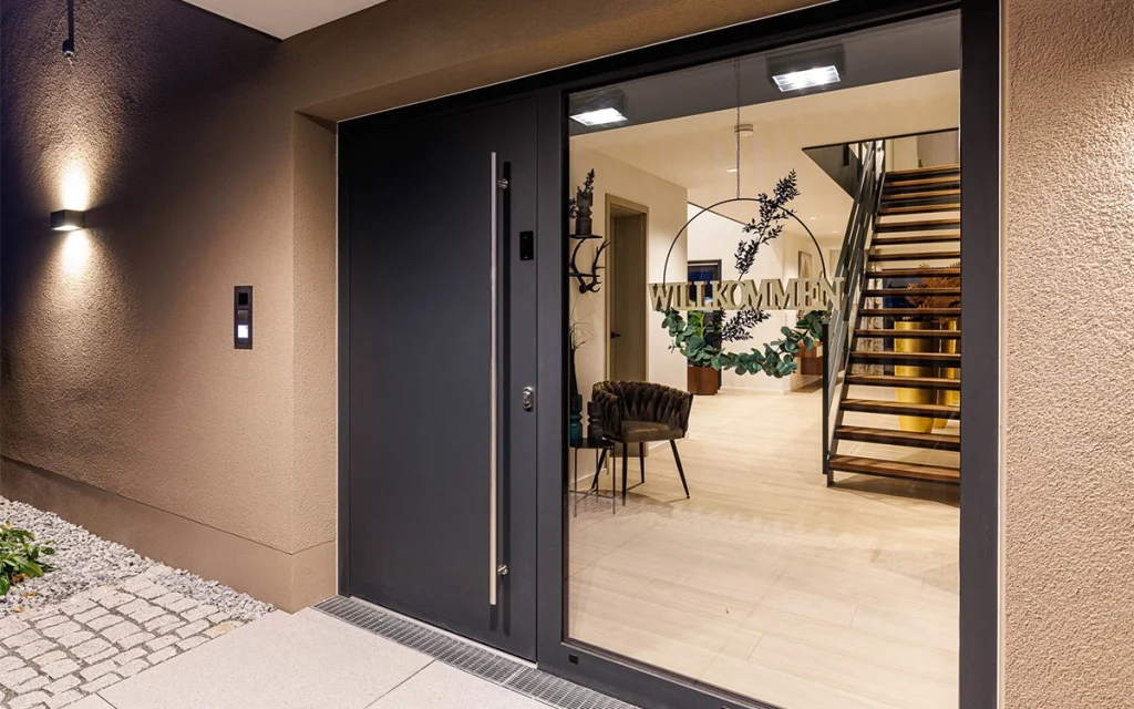 Eingangstür mit „Willkommen“-Schild.