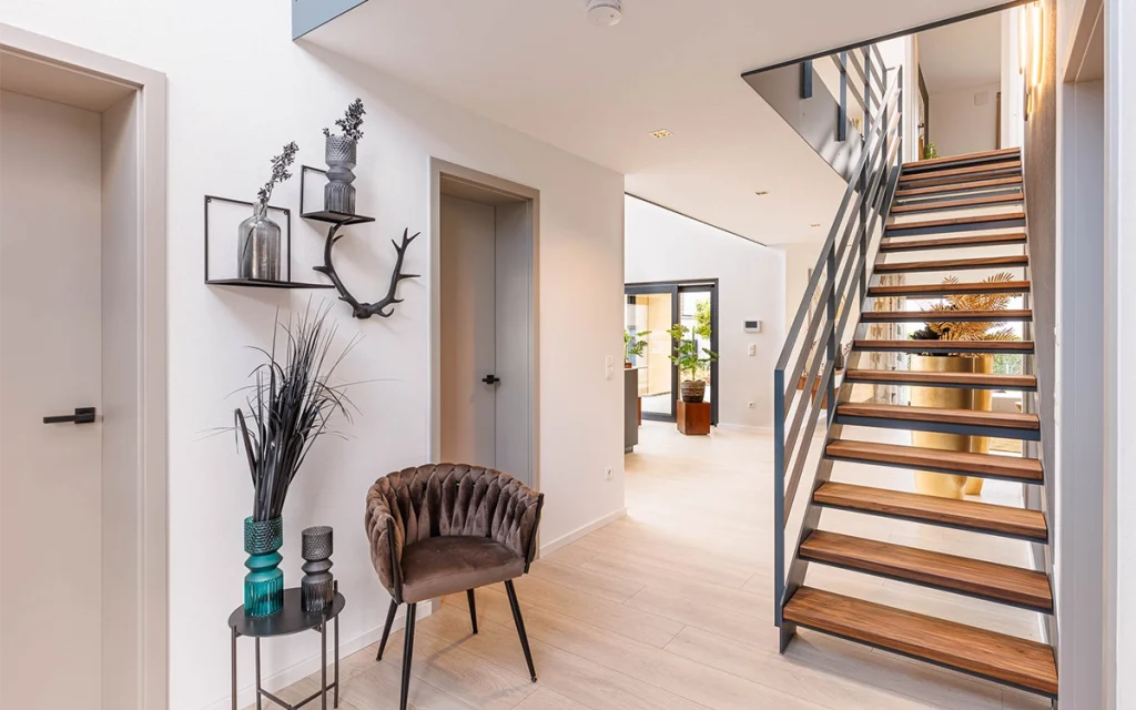Moderner Flur mit Treppe und Dekoration.