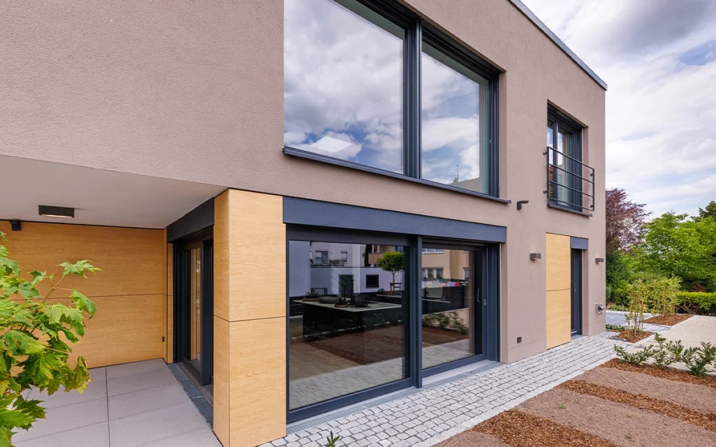 Moderner Neubau mit großen Fenstern.