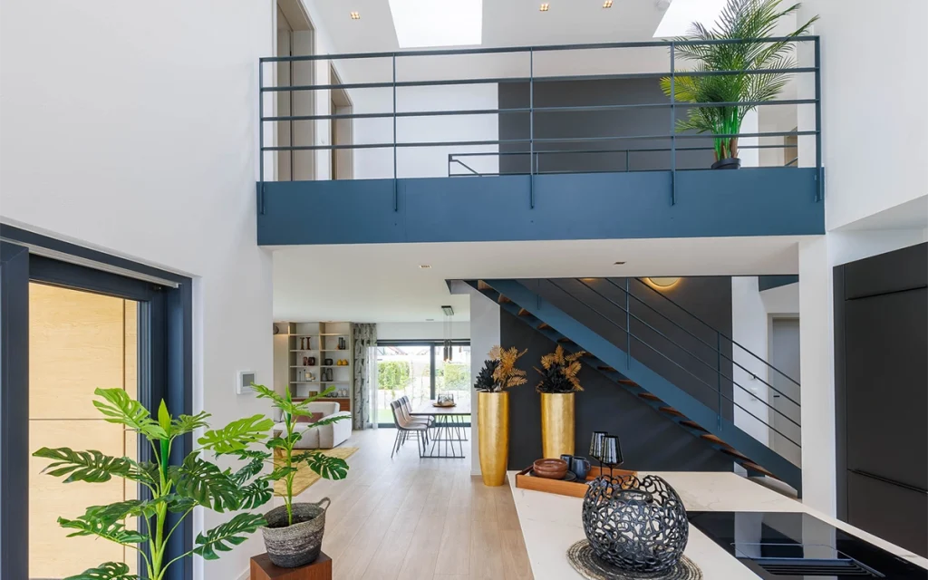 Moderner Wohnraum mit Pflanzen und Treppen.