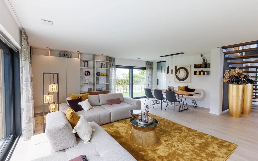 Modernes Wohnzimmer mit Essbereich und großen Fenstern.