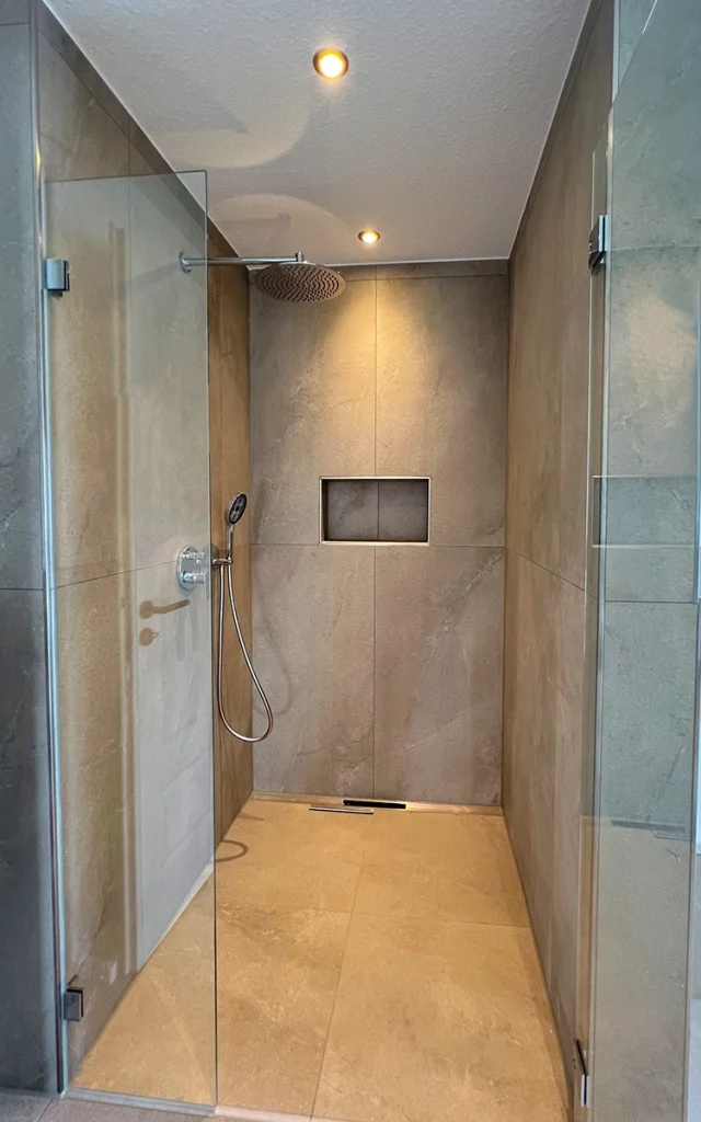 Moderne Duschkabine mit Glaswänden.