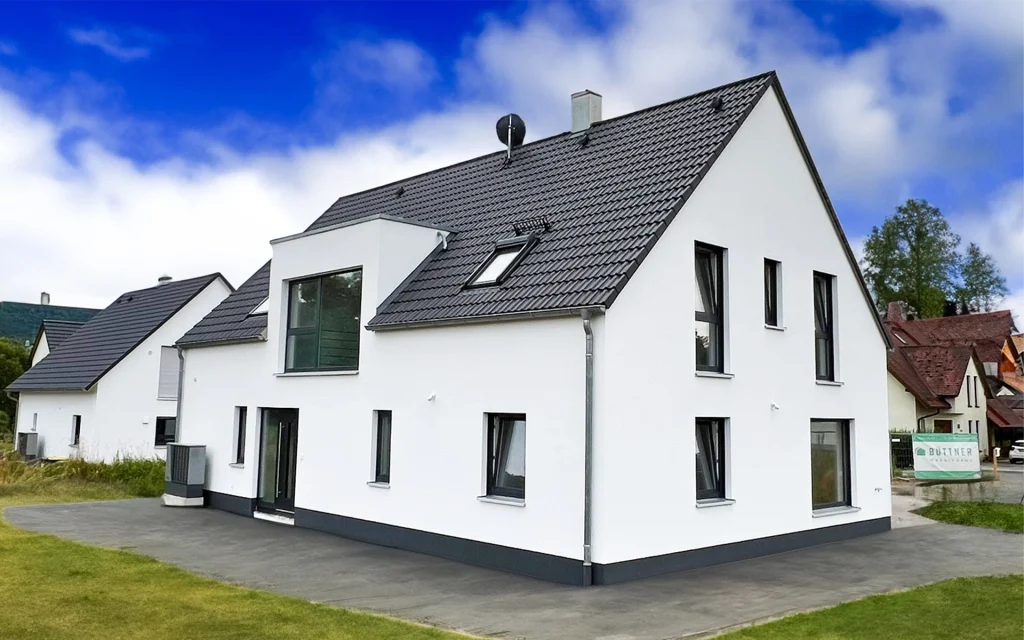 Modernes Einfamilienhaus mit Garten.