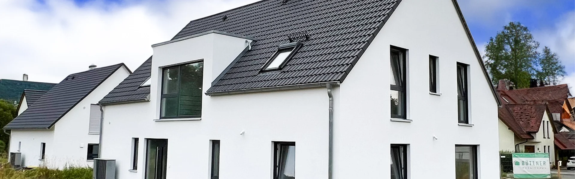 Modernes Einfamilienhaus mit Garten.