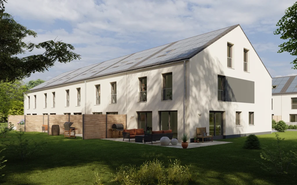 Doppelhaushälfte mit Solarpanelen im Garten.