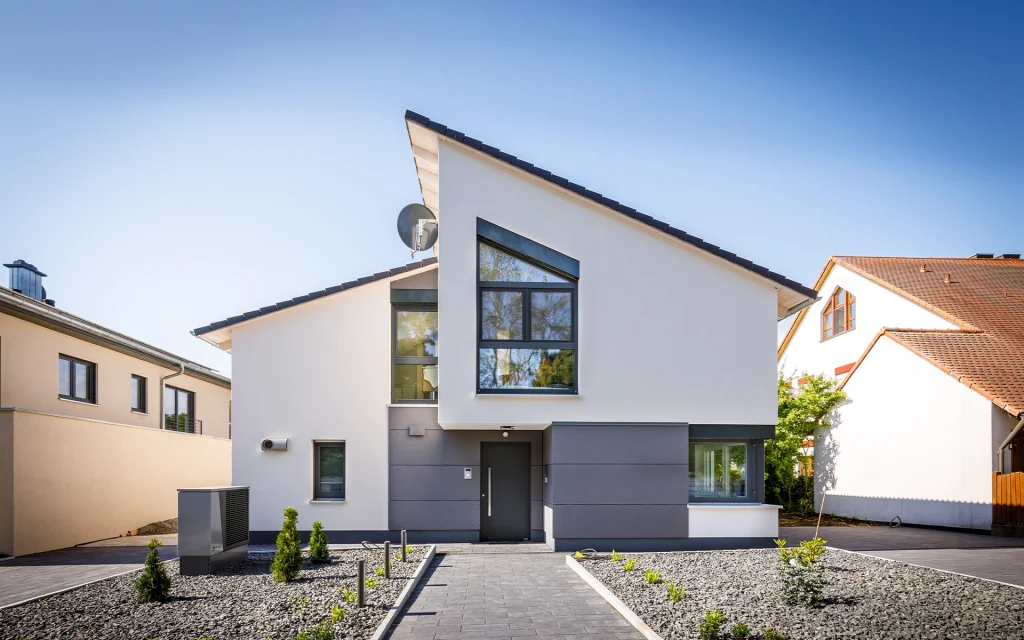 Modernes Einfamilienhaus mit Schrägdach.