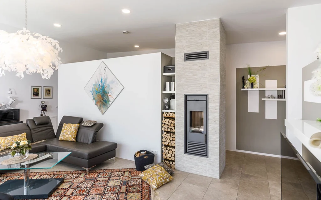 Modernes Wohnzimmer mit Kamin und Sofa.