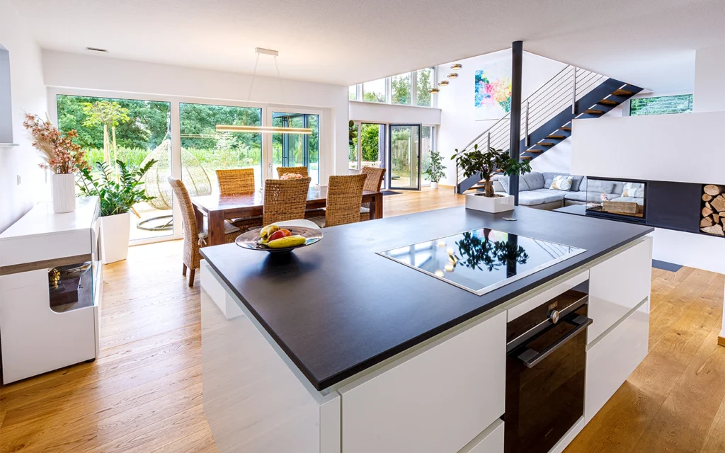 Moderne Küche mit Essbereich und Wohnzimmer.