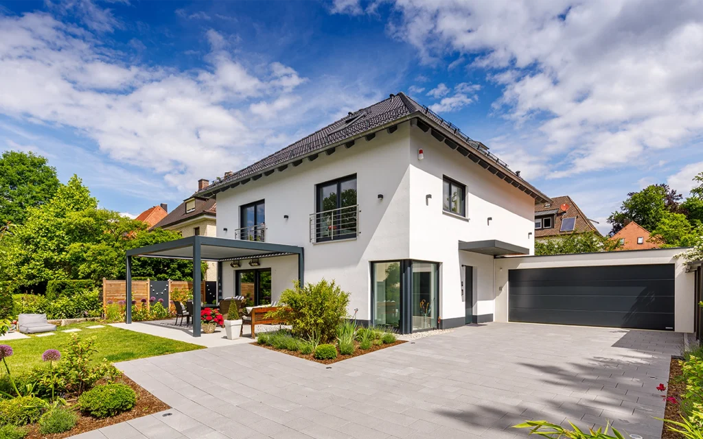 Modernes Einfamilienhaus mit Garten.