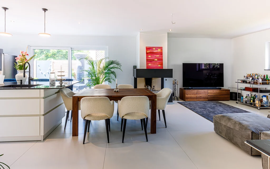 Modernes Wohnzimmer mit Esstisch und Kamin.