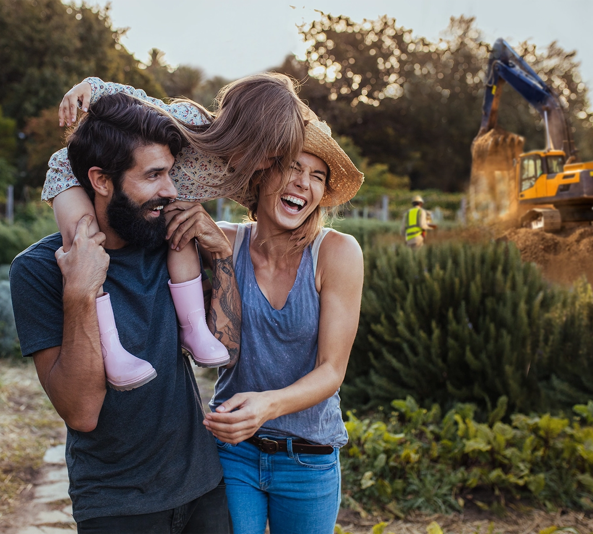 Personen lachen im Freien neben einer Baustelle.
