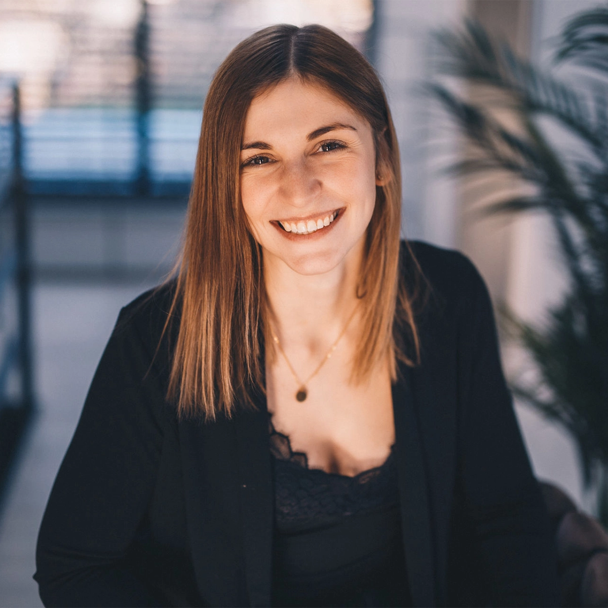 Alisa, die lächelt.