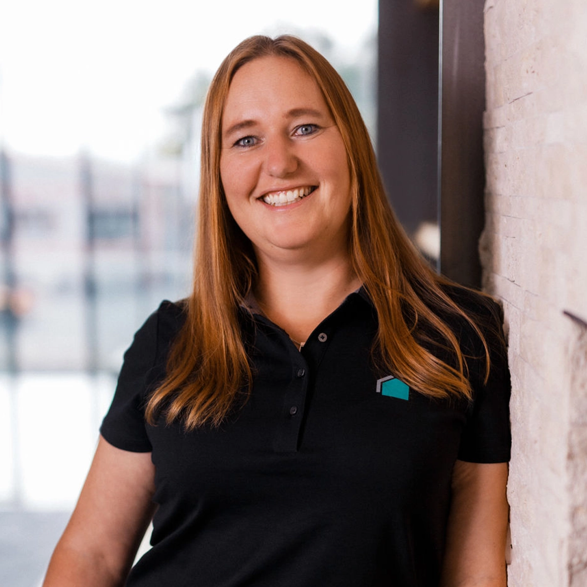 Andrea lächelt in die Kamera.