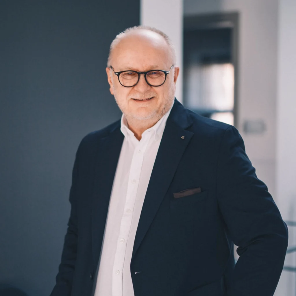 Bauberater Andreas in Anzug und Brille.