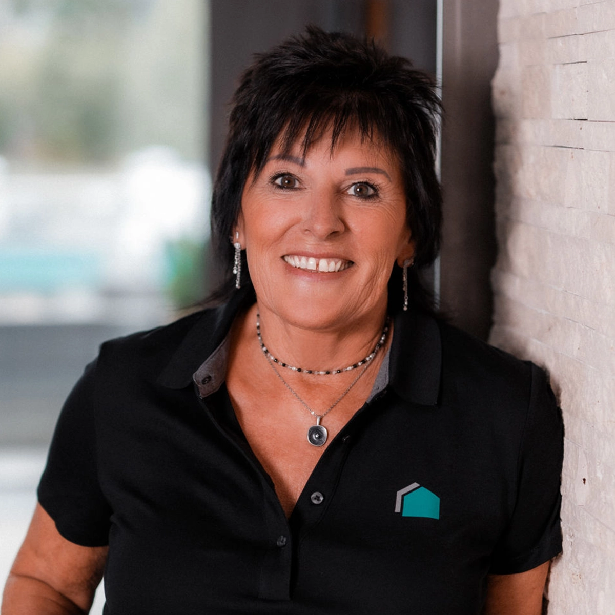 Gabi lächelt in die Kamera.