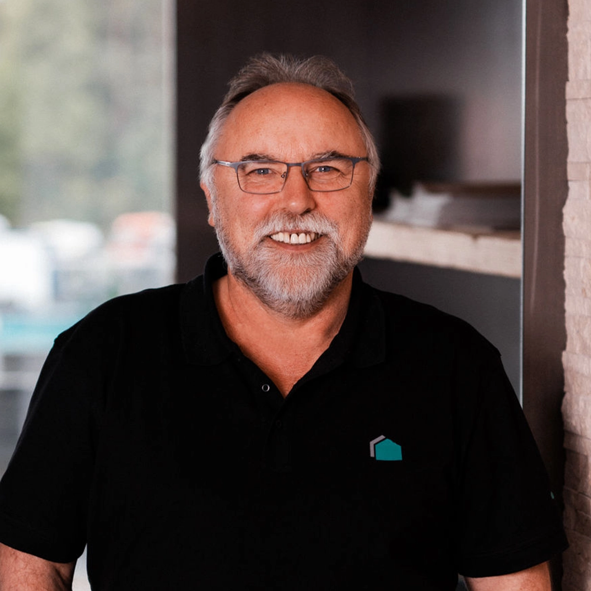 Georg lächelt in die Kamera.