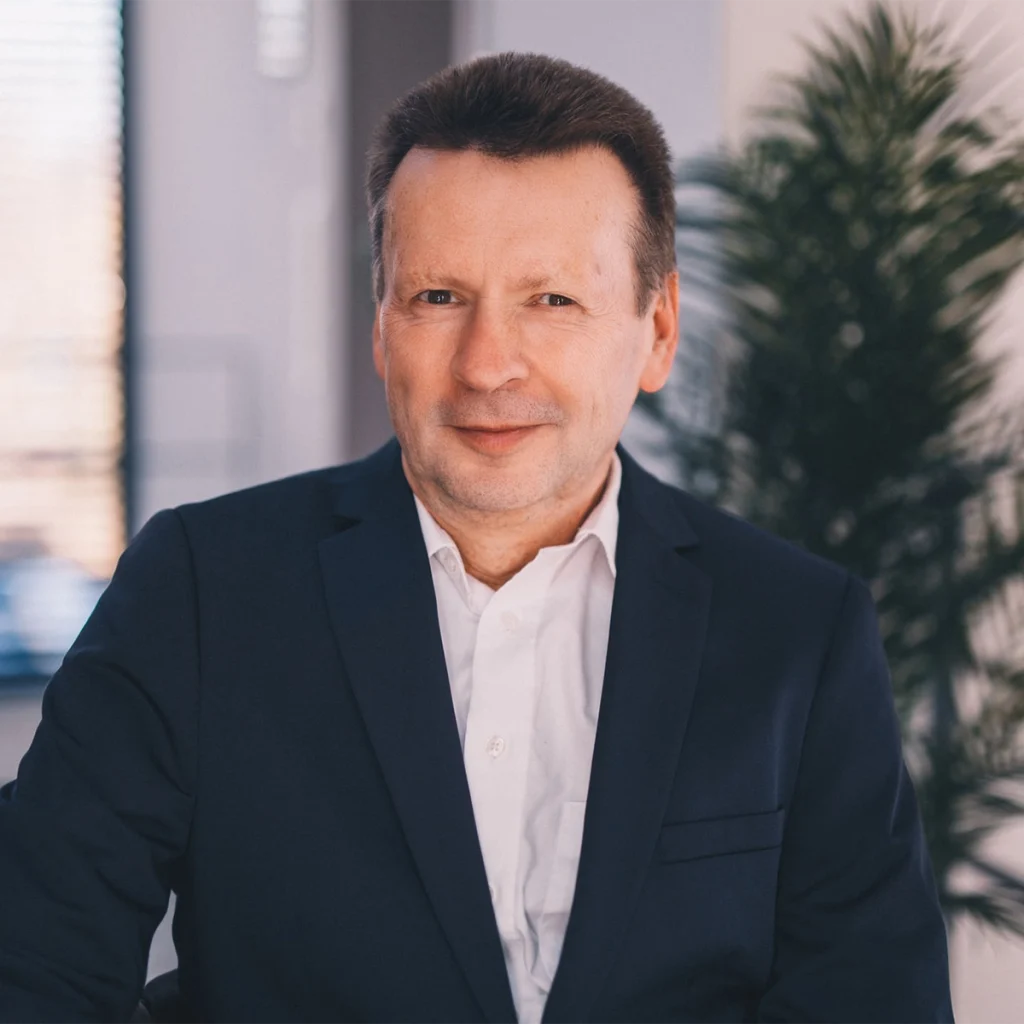 Bauberater Gerhard in einem Anzug.