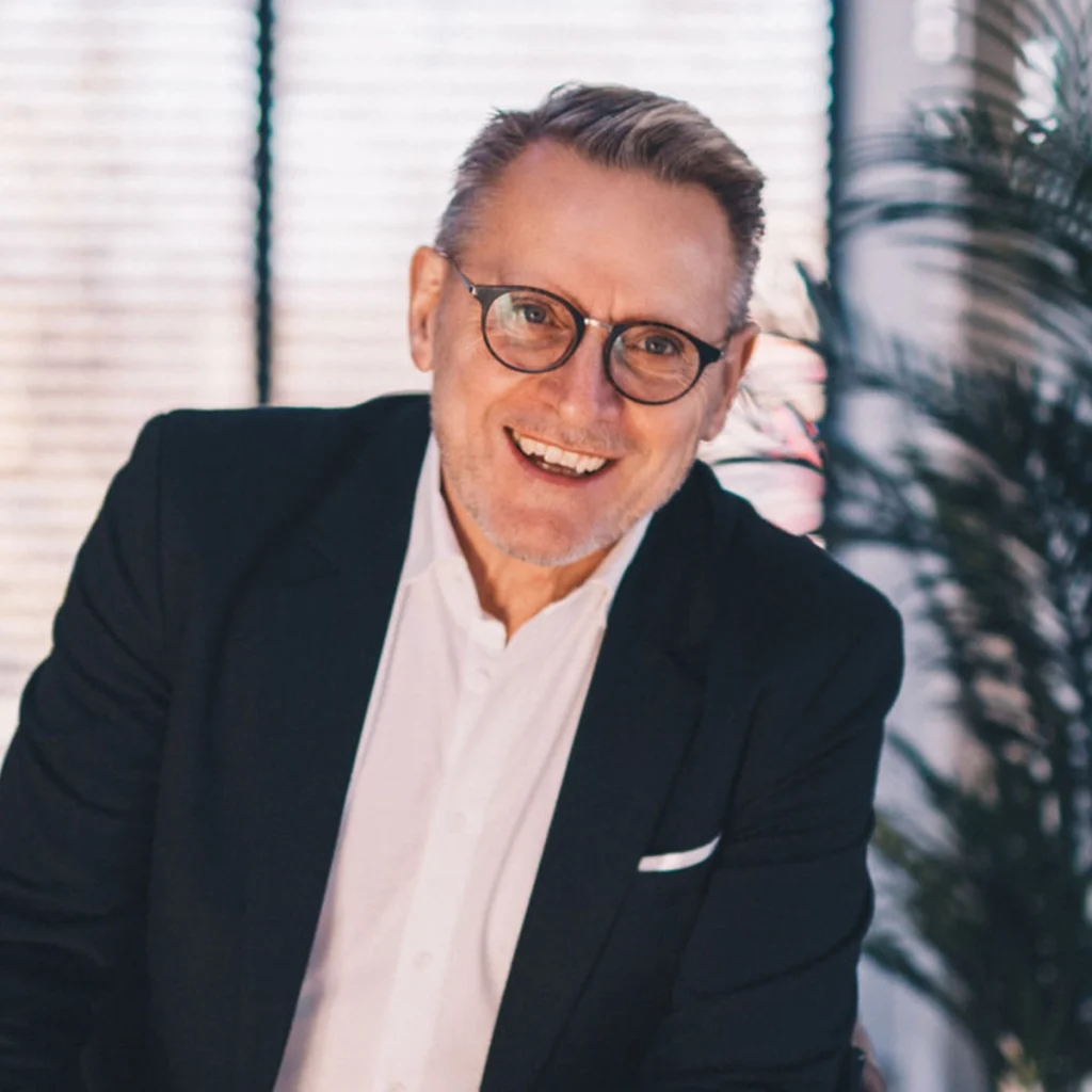 Bauberater Harald in formeller Kleidung.