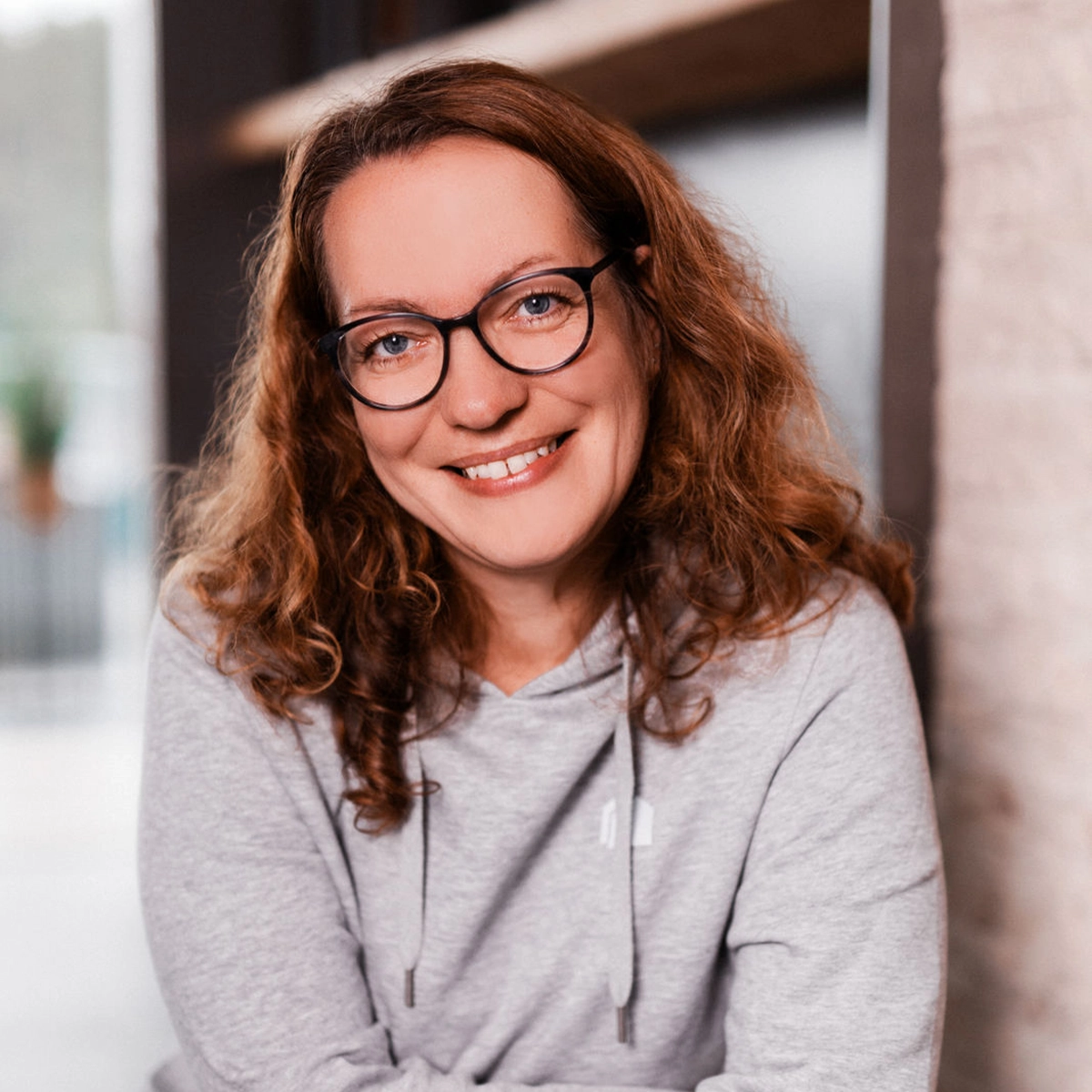 Jessica lächelnd mit Brille.