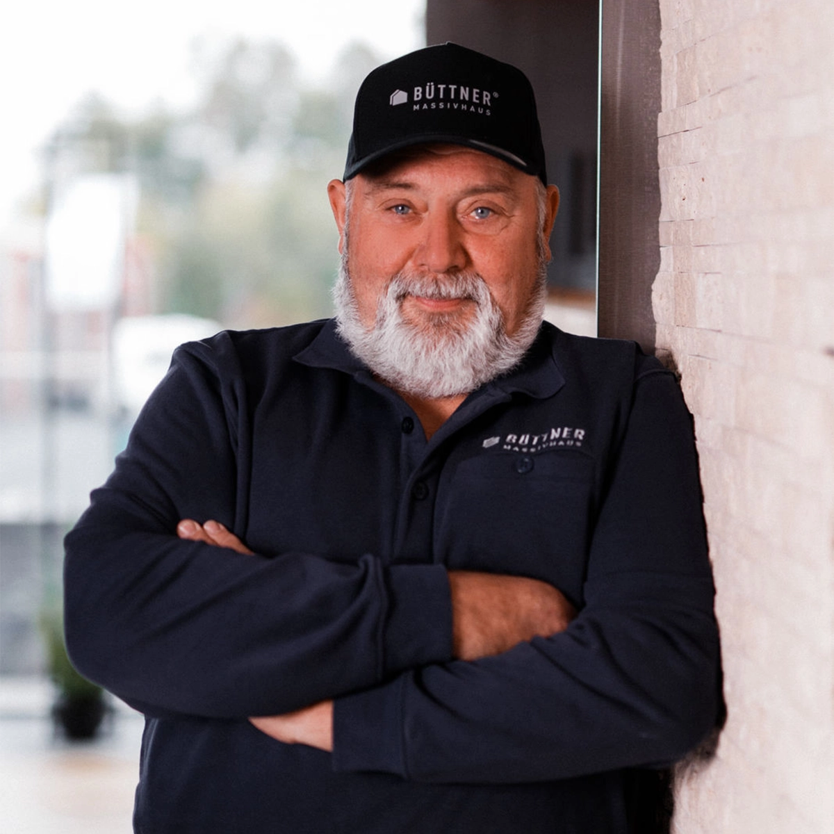 Johannes lehnt an einer Wand.