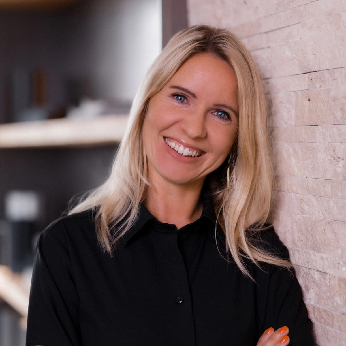 Katrin lächelt an der Wand.