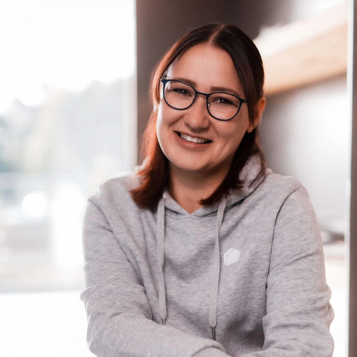 Lisa lächelt in die Kamera.