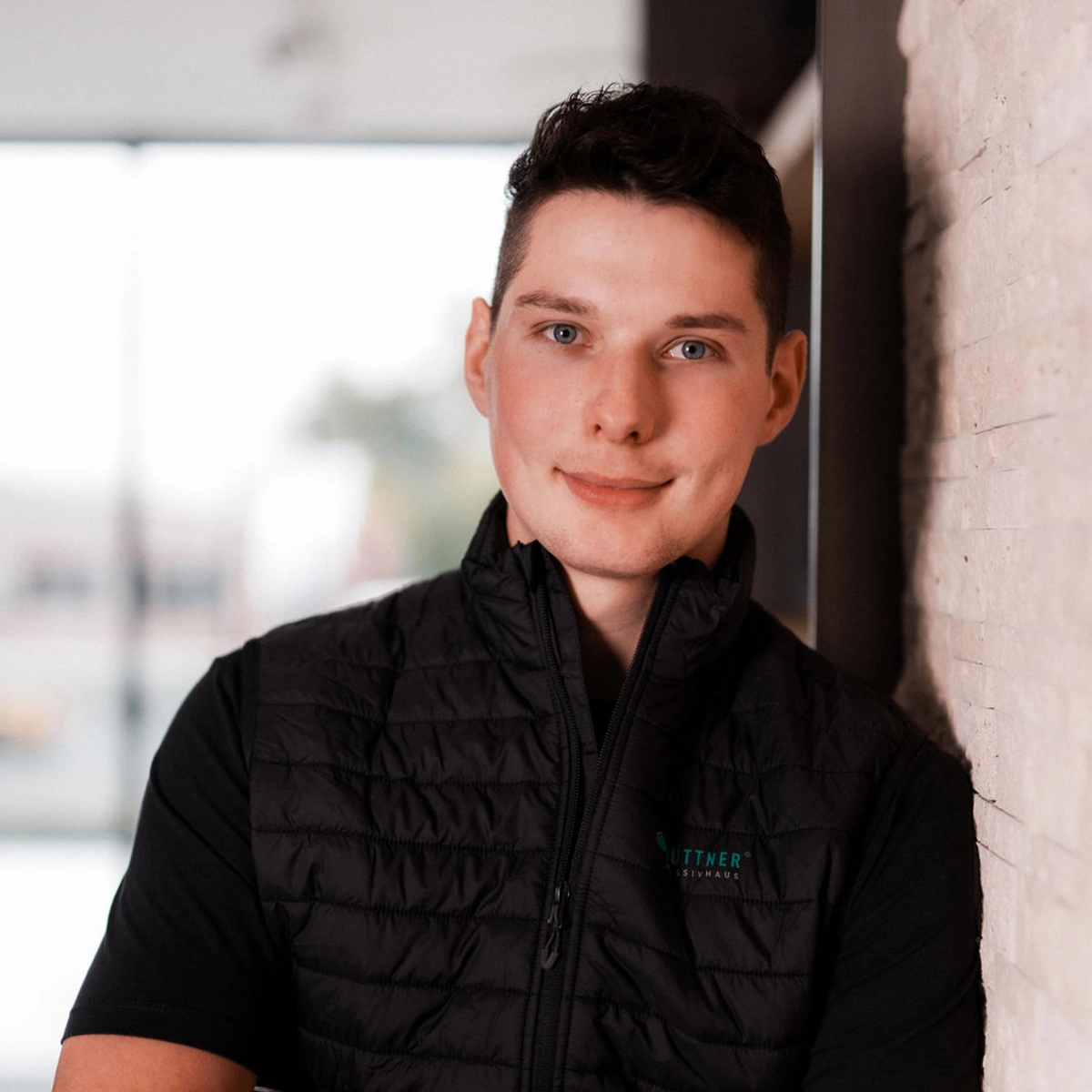 Manuel lächelt in die Kamera.