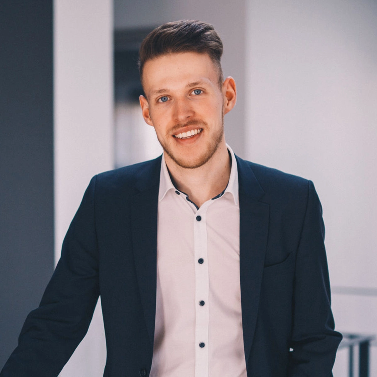 Bauberater Marcel in formellem Outfit.