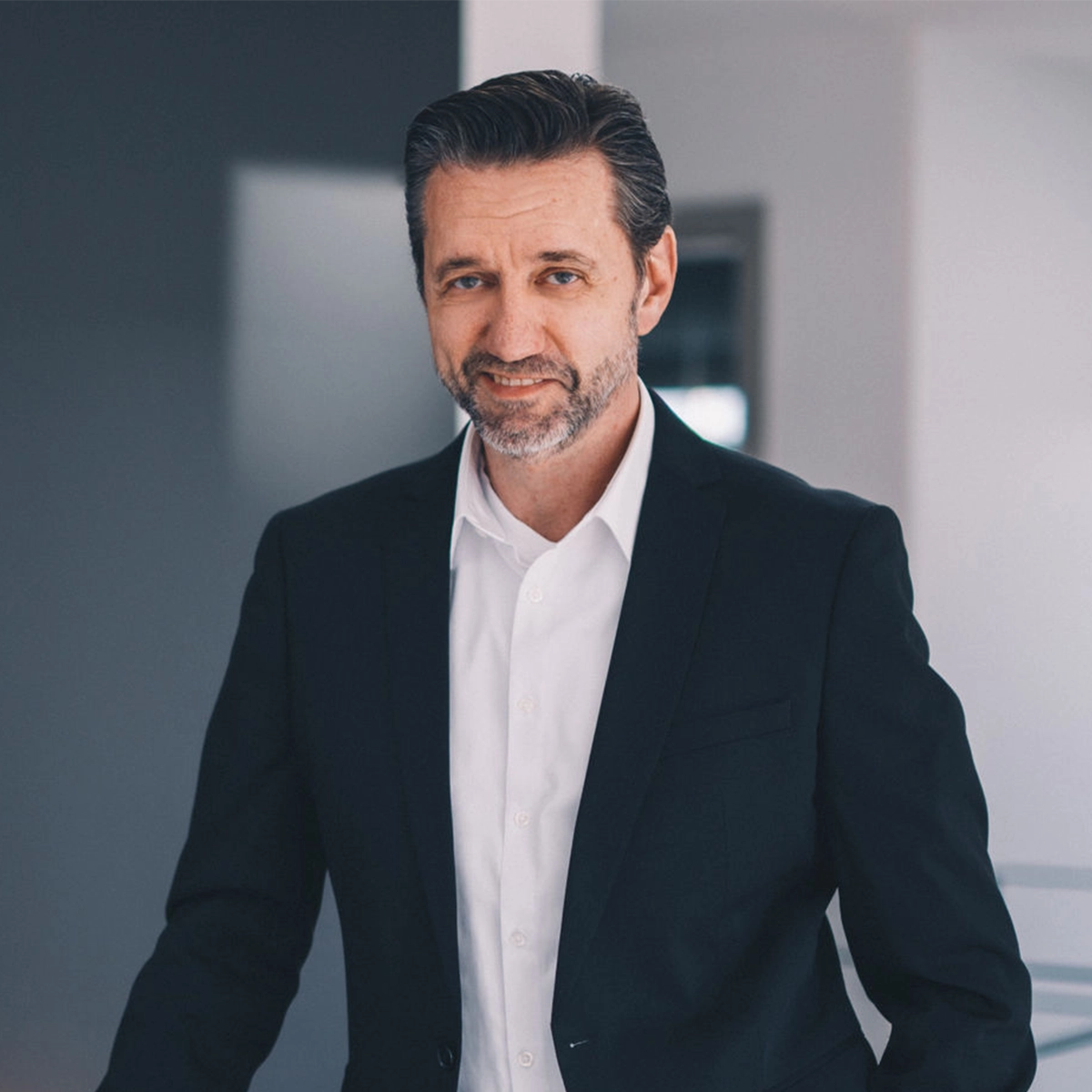 Bauberater Matthias in Businesskleidung.