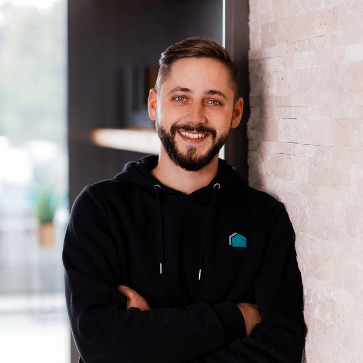 Nico lächelt in die Kamera.