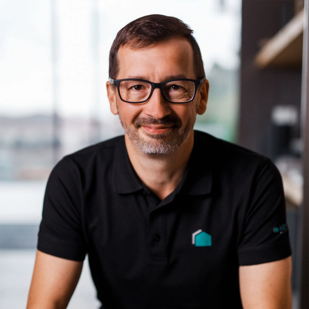 Rainer lächelnd mit Brille.