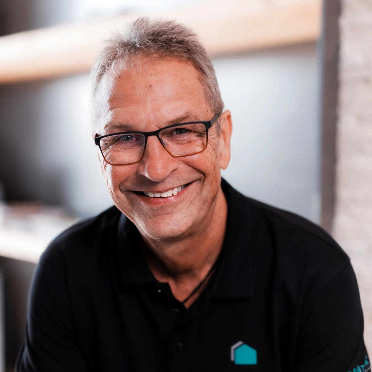 Ralf lächelt in die Kamera.