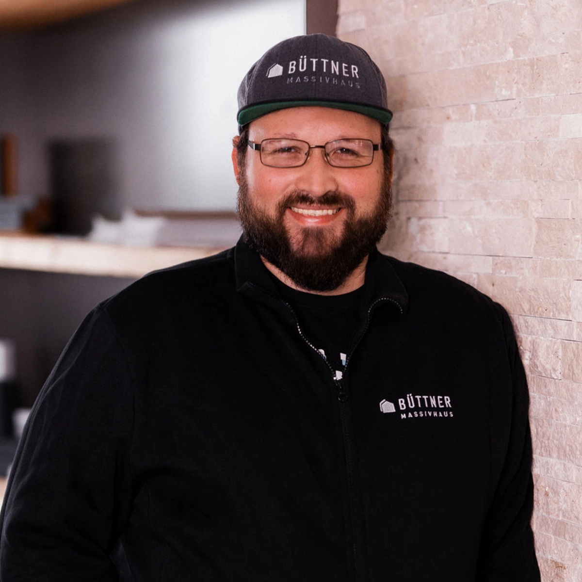 Sebastian in schwarzer Kleidung und Kappe.