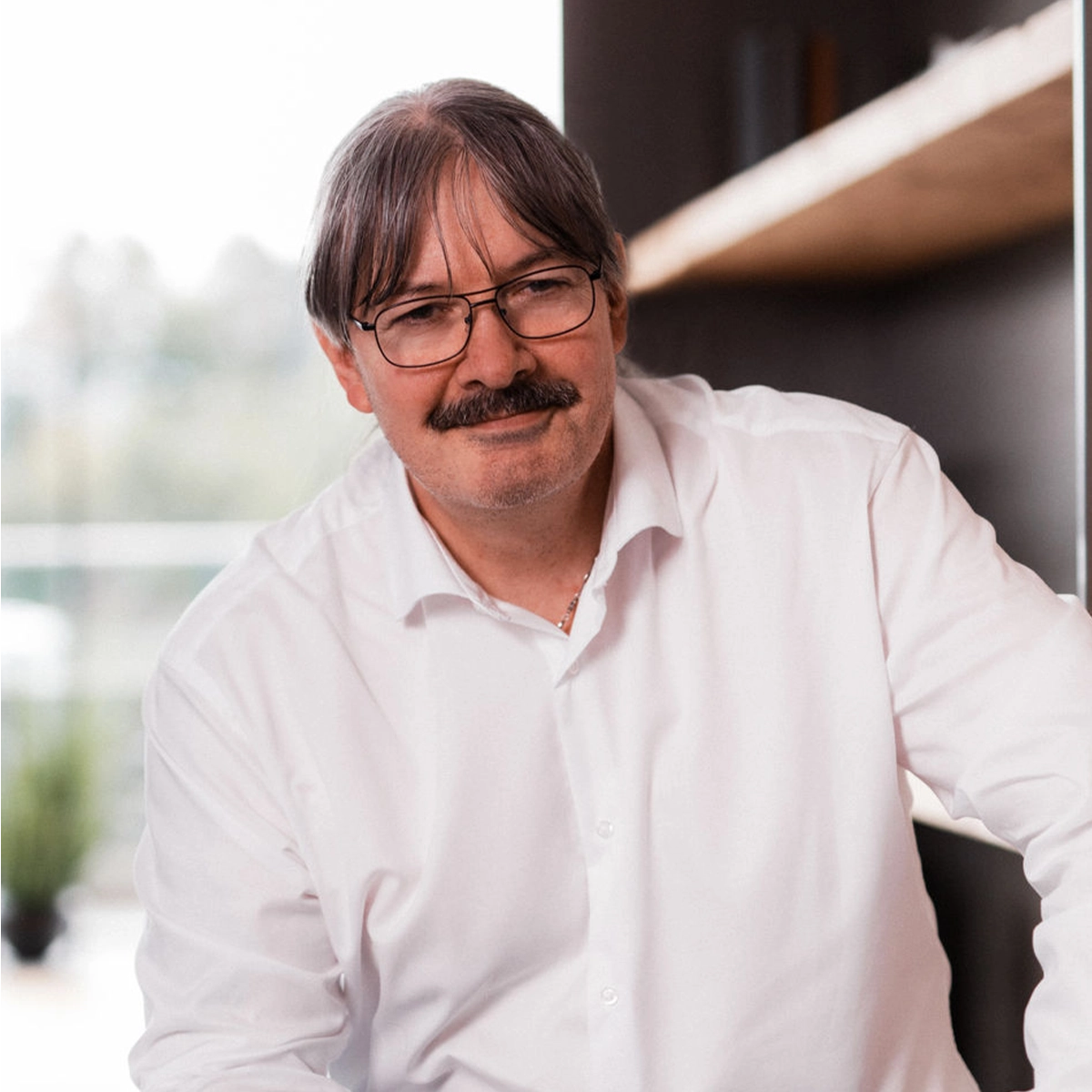 Wolfgang in weißem Hemd.